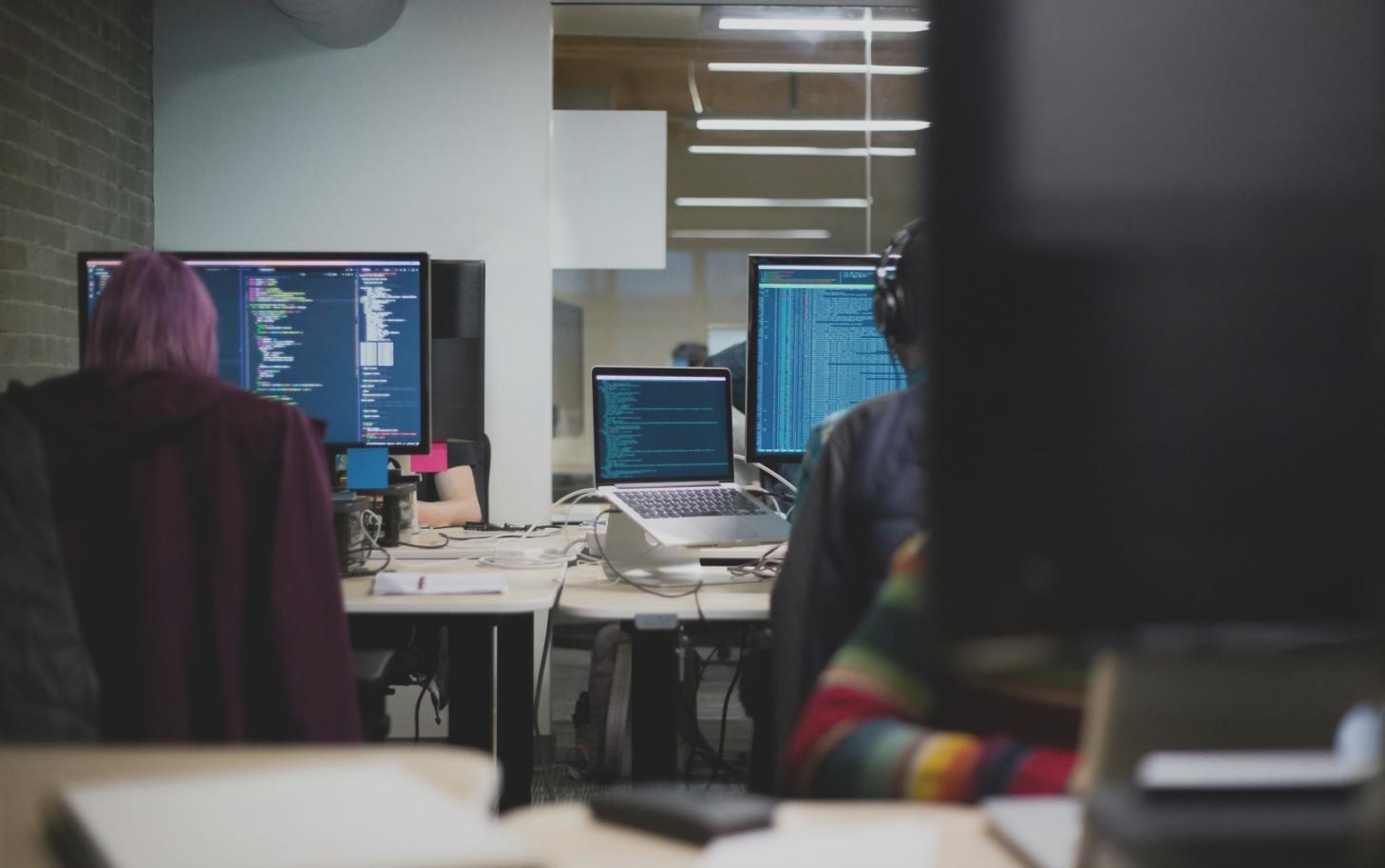 Processus de développement web collaboratif avec ordinateur et notes de travail